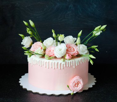 yumuşak pembe kremalı pasta eustoma ve dans eden kız