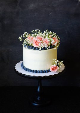 nazik gül, yeşillik ve sulu yaban mersini kremalı pasta