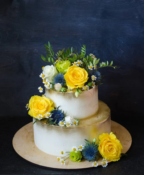 Two Layered Gilded Wedding Cake Flowers — Stock Photo, Image