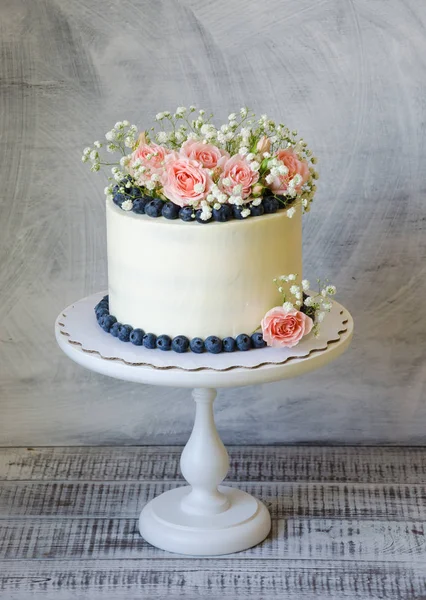 Cream Cake Gentle Roses Greenery Juicy Blueberries — Stock Photo, Image