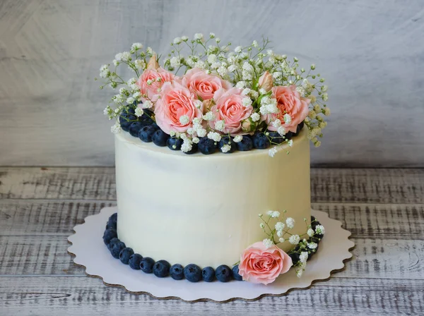 Cream Cake Gentle Roses Greenery Juicy Blueberries — Stock Photo, Image