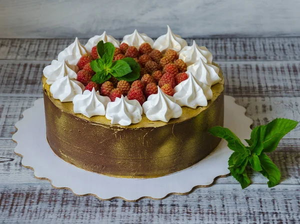 金色のマドリー ラズベリー ミントの葉とチョコレート ケーキ — ストック写真