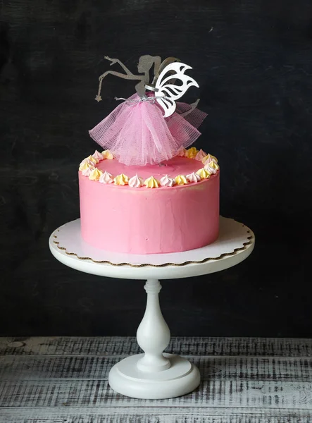 Pastel Crema Rosa Para Una Niña Con Princesa Topper —  Fotos de Stock