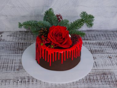 Kırmızı gül ve kürk ağaç ile yeni yıl renk damla çikolatalı kek