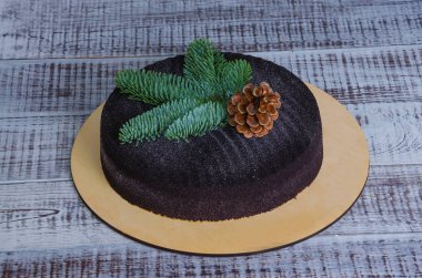 Süper ahşap üzerine çikolata kadife kek süslenmiş Noel