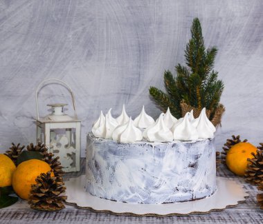 merengues ahşap arka plan üzerinde süslenmiş Noel Kek çikolata