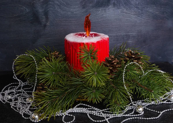 Weihnachtskerze Kuchen Mit Karamellflamme Dekoriert Mit Kiefer — Stockfoto