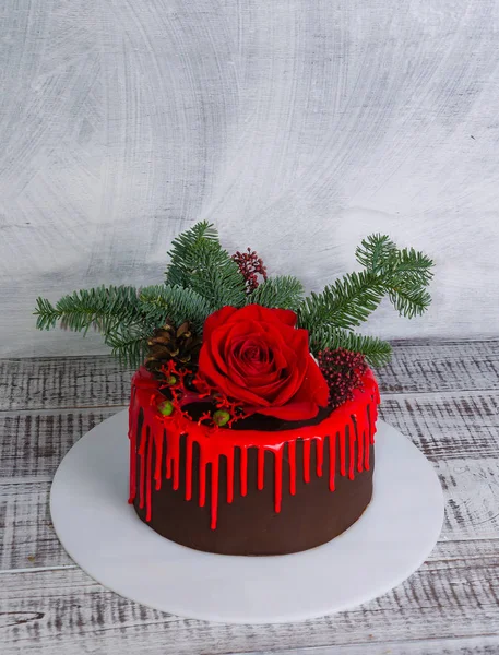 Año Nuevo Color Goteo Pastel Chocolate Con Rosas Rojas Árbol —  Fotos de Stock