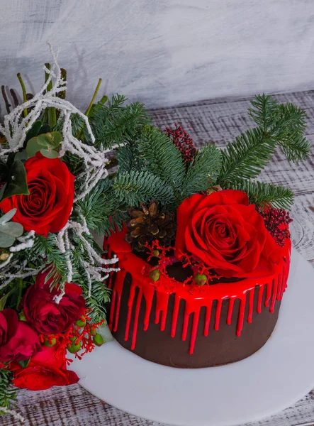 New Year Color Drip Chocolate Cake Red Roses Fur Tree — Stock Photo, Image