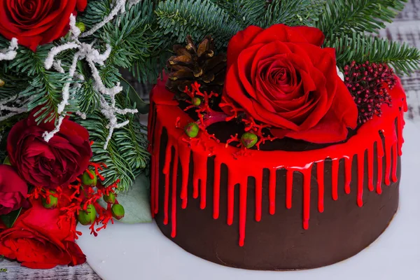 Νέο Έτος Χρώμα Στάγδην Σοκολάτα Τούρτα Κόκκινα Τριαντάφυλλα Και Γούνα — Φωτογραφία Αρχείου