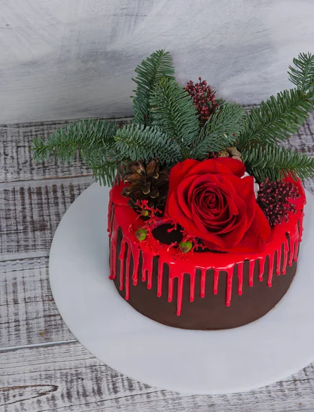 Año Nuevo Color Goteo Pastel Chocolate Con Rosas Rojas Árbol —  Fotos de Stock