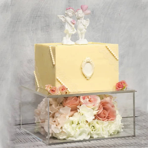 Exquisite two tiered chocolate wedding cake on glass box decorat — Stock Photo, Image