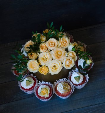 Nazik bir düğün pastası altın çikolata kutusunda Sarı Gül ile bir
