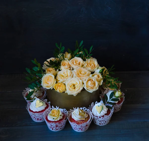 Nazik bir düğün pastası altın çikolata kutusunda Sarı Gül ile bir