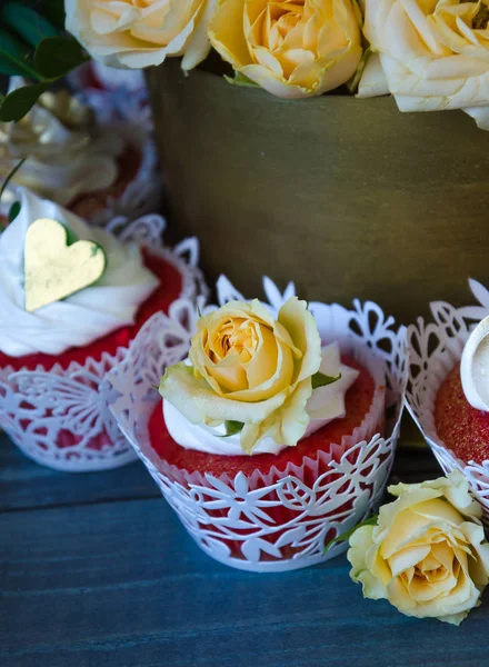 Pastel de boda suave en caja de chocolate dorado con rosas amarillas y —  Fotos de Stock