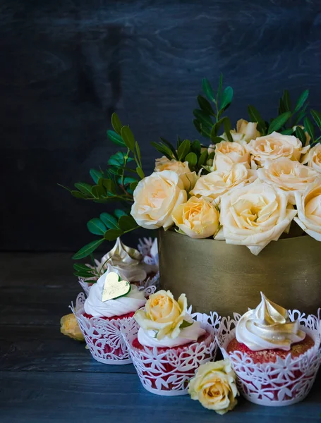 Delikatny tort weselny w złote czekoladowe pudełko z żółtych róż — Zdjęcie stockowe