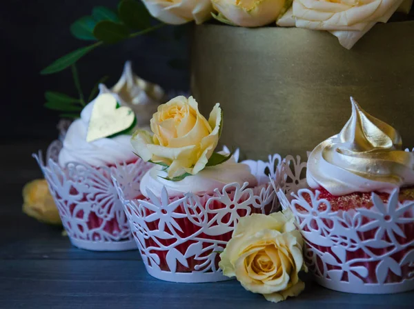 Ніжний весільний торт в золотій шоколадній коробці з жовтими трояндами — стокове фото