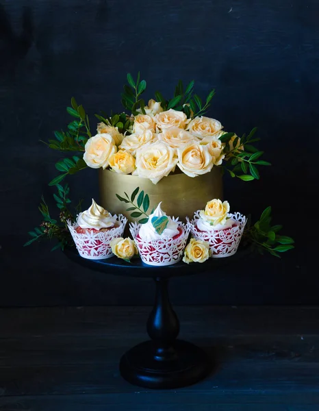 Gentle wedding cake in golden chocolate box with yellow roses an — Stock Photo, Image