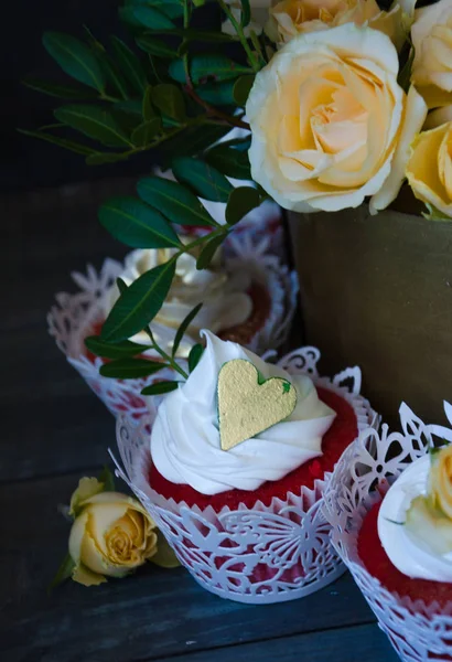 Ήπια γαμήλια τούρτα σε χρυσό κουτί σοκολάτες με κίτρινα τριαντάφυλλα μια — Φωτογραφία Αρχείου