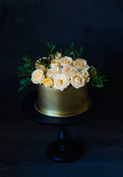 Gentle wedding cake in golden chocolate box with yellow roses an — Stock Photo, Image