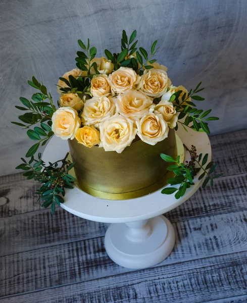 Gentle wedding cake in golden chocolate box with yellow roses an — Stock Photo, Image