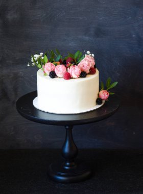 Krem peynir düğün pastası kekler meyveleri ile dekore edilmiş bir