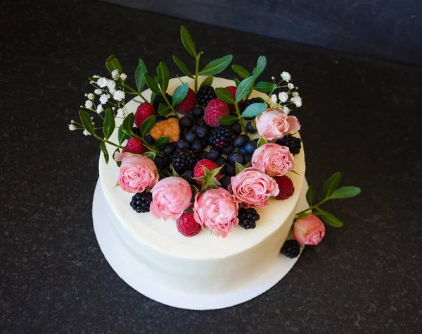 Cream cheese bröllopstårta med cupcakes dekorerade med bär en — Stockfoto