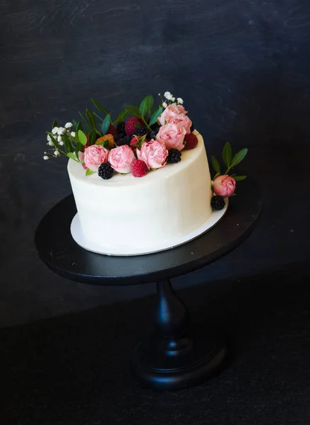 Frischkäse Hochzeitstorte mit Cupcakes mit Beeren dekoriert a — Stockfoto