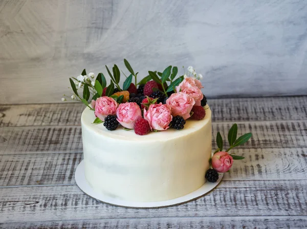 Pastel de boda de queso crema con cupcakes decorados con bayas a — Foto de Stock