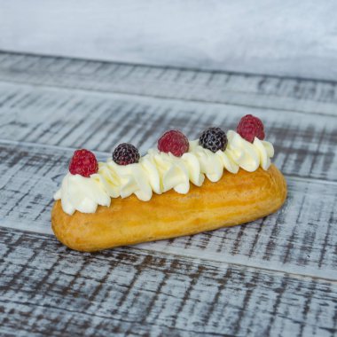 taze çilek ile süslenmiş vanilya krem peynir ile Eclairs