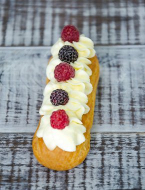 taze çilek ile süslenmiş vanilya krem peynir ile Eclairs