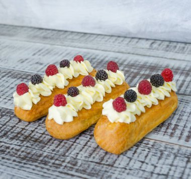 taze çilek ile süslenmiş vanilya krem peynir ile Eclairs