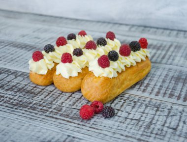 taze çilek ile süslenmiş vanilya krem peynir ile Eclairs