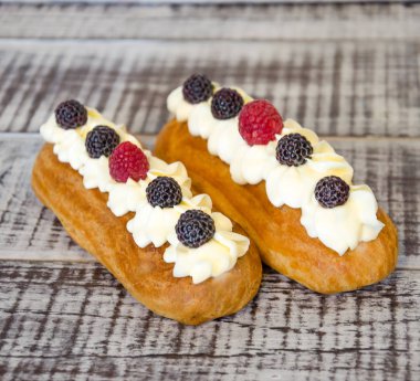 fresş çilek ile süslenmiş vanilya krem peynir ile Eclairs