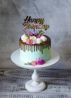 lezzetli çikolata damla kek Zephyr ve çiçekler ile süslenmiş