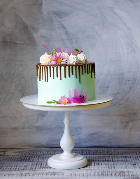Smakelijke chocolade DRIP cake versierd met Zephyr en bloemen — Stockfoto