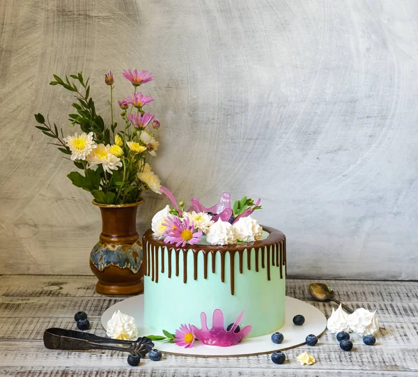 Smakelijke chocolade DRIP cake versierd met Zephyr en bloemen — Stockfoto