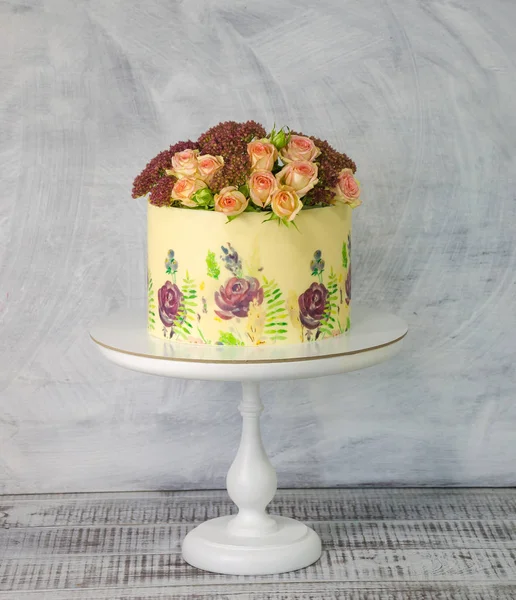 Schokoladenkuchen mit Rosen — Stockfoto