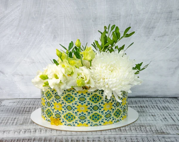 Schokoladenkuchen mit Chrysanthemen — Stockfoto