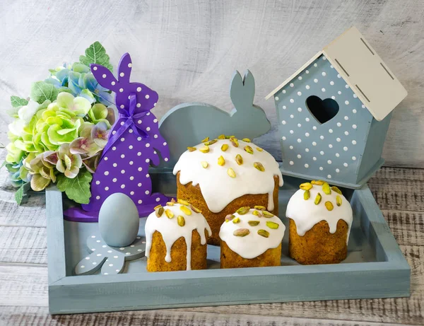 Easter decoration set with glazed kulich and vanilla eclairs — Stock Photo, Image