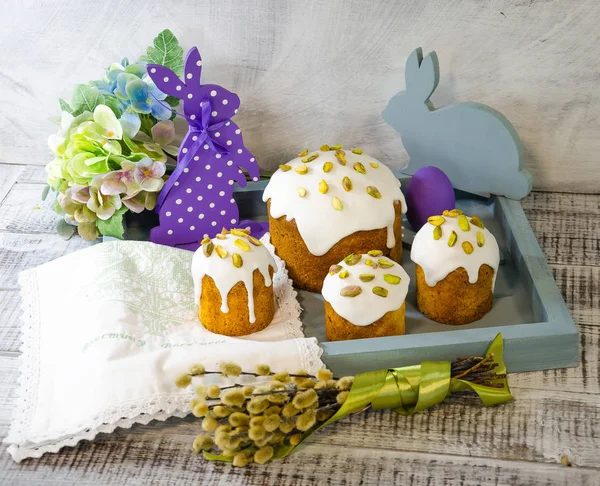 Easter decoration set with glazed kulich and vanilla eclairs — Stock Photo, Image