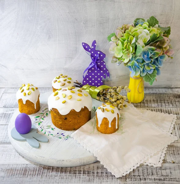 Ensemble de décoration de Pâques avec éclairs de koulich glacé et vanille — Photo