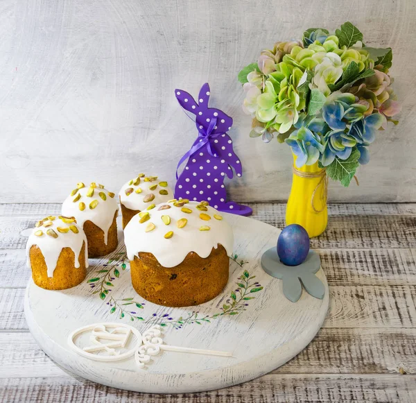 Easter decoration set with glazed kulich and vanilla eclairs — Stock Photo, Image