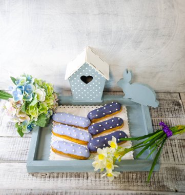 Sırlı Rus mutfağı Kulich ve vanilya Eclairs ile Paskalya dekorasyon seti