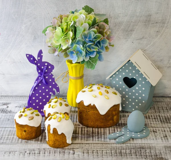 Easter decoration set with glazed kulich and vanilla eclairs — Stock Photo, Image