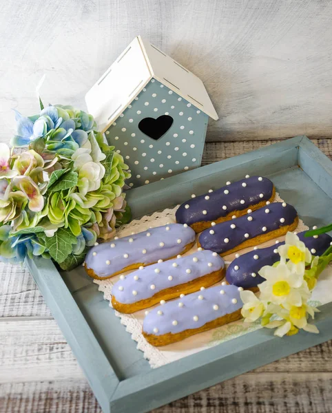 Conjunto de decoración de Pascua con kulich esmaltado y eclairs de vainilla —  Fotos de Stock