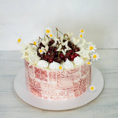 30. yıldönümü için güllü Burgundy stencil kek.