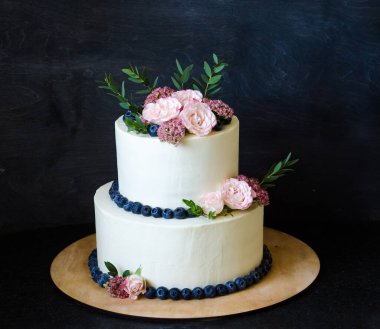 iki katlı düğün krem peynirli pasta ve yaban mersini