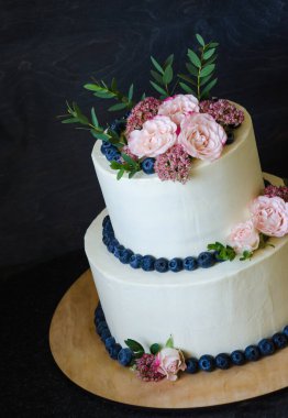 iki katlı düğün krem peynirli pasta ve yaban mersini