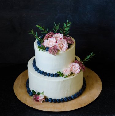 iki katlı düğün krem peynirli pasta ve yaban mersini